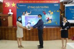 DongA Bank trao giải cho khách hàng may mắn đạt giải trong chương trình “Nạp tiền sành điệu – Nhận quà hàng hiệu”